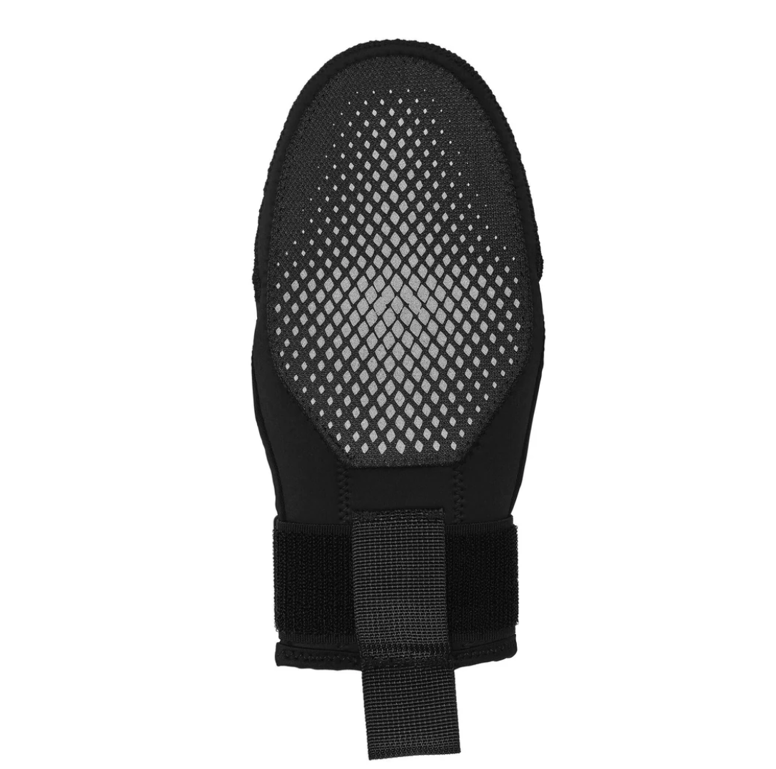 A photo of the Nike Diamond Sliding Mitt 2.0 in colour black and silver.