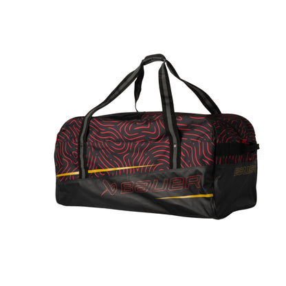 A photo of the BAUER Premium Junior Carry Bag in colour black and red. Red BAUER logo.