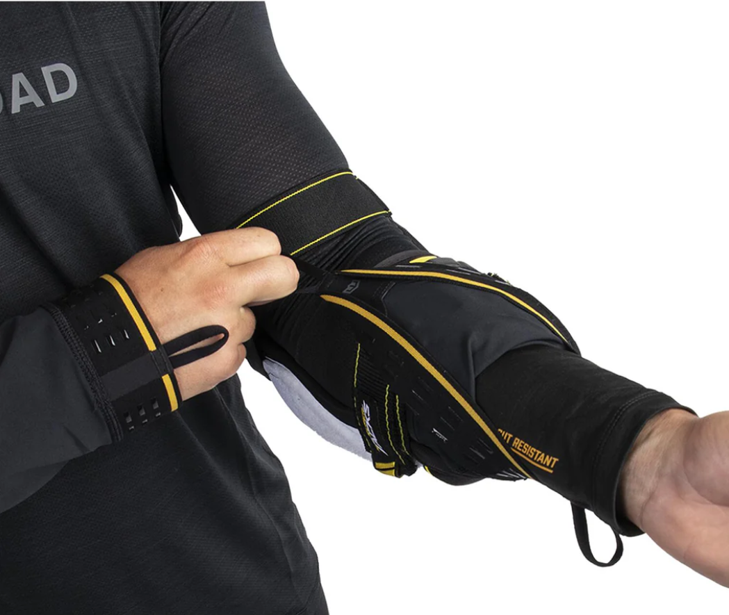 A photo of the Warroad Tilo Pro Stock Padloc Hockey Baselayer Top in colour black.