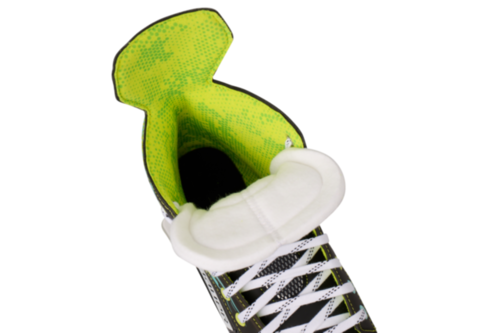 A photo of the Bauer XRS RH Intermediate Roller Skate in colour black and green.